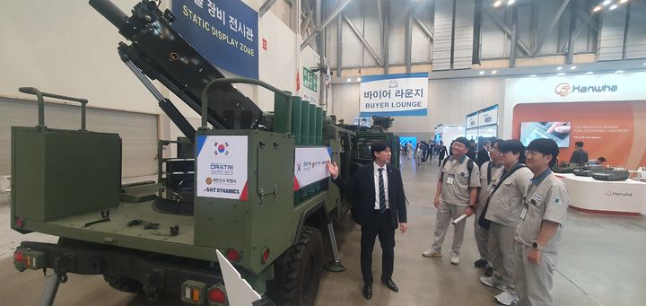 [창원=뉴시스] 강경국 기자 = MADEX 2025 단체견학하는 SNT다이내믹스 엔지니어들. (사진=SNT다이내믹스 제공). 2025.05.29. photo@newsis.com *재판매 및 DB 금지