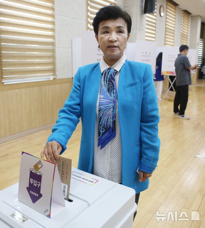 [청주=뉴시스] 서주영 기자 = 21대 대통령 선거 사전투표 첫날인 29일 강금실 더불어민주당 중앙선거대책위원회 총괄선대위원장이 충북 청주시 율량사천 행정복지센터를 찾아 사전투표를 하고 있다. 2025.05.29. juyeong@newsis.com 