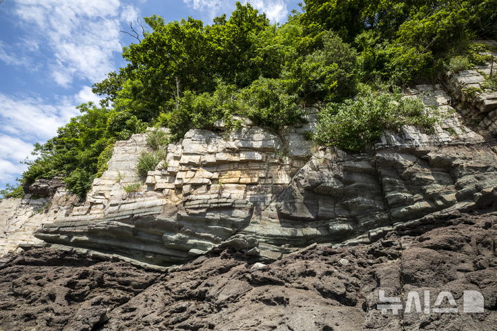 [화성=뉴시스]전곡항 층상응회암.(사진=화성시 제공)2025.05.29.photo@newsis.com