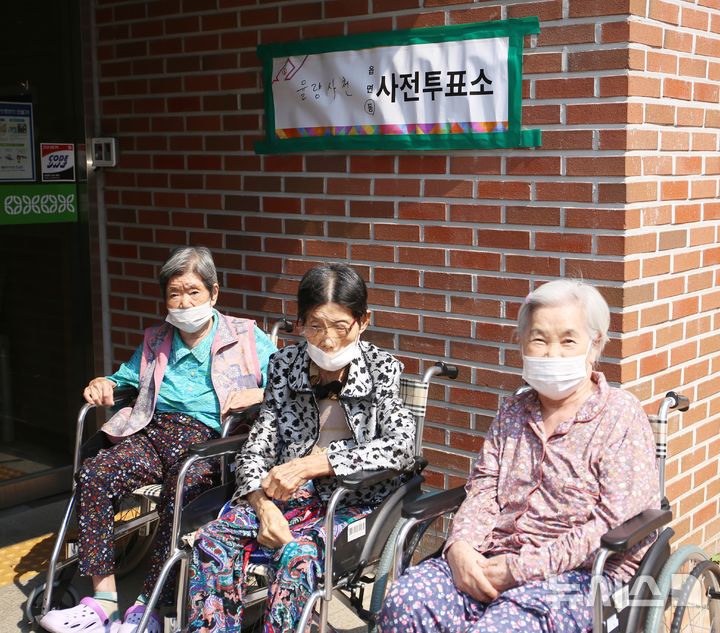 [청주=뉴시스] 서주영 기자 = 21대 대통령 선거 사전투표 첫날인 29일 충북 청주시 한 요양원의 어르신들이 율량사천 행정복지센터에서 사전투표를 한 뒤 사진촬영을 하고 있다. 2025.05.29. juyeong@newsis.com 