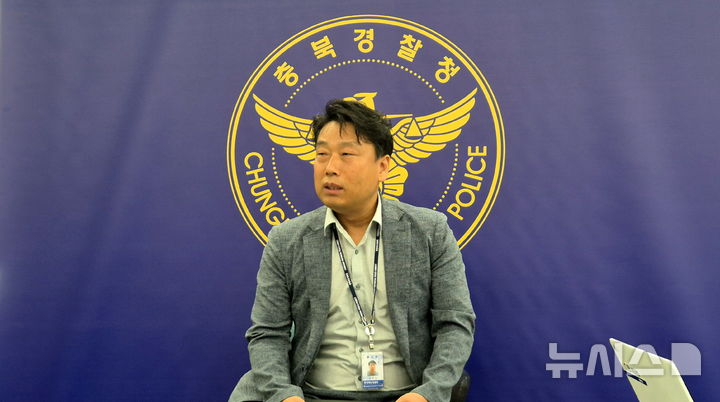 [청주=뉴시스] 음영섭 충북경찰청 형사기동대 경감이 29일 충북경찰청 언론브리핑실에서 보험사기 일당 8명 검거와 관련한 사건 내용을 설명하고 있다. 2025.05.29. yeon0829@newsis.com