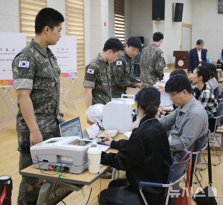 [청주=뉴시스] 서주영 기자 = 21대 대통령 선거 사전투표 첫날인 29일 37사단 병사들이 충북 청주시 율량사천 행정복지센터를 찾아 사전투표를 하고 있다. 2025.05.29. juyeong@newsis.com 