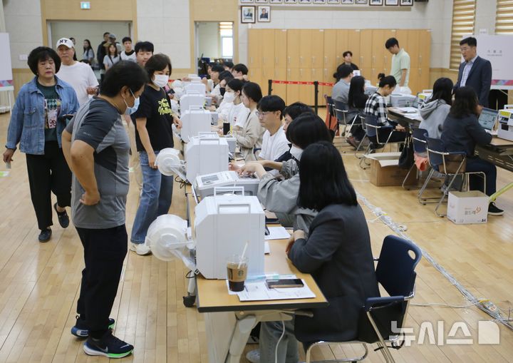 [청주=뉴시스] 서주영 기자 = 21대 대통령 선거 사전투표 첫날인 29일 시민들이 충북 청주시 율량사천 행정복지센터를 찾아 사전투표를 하고 있다. 2025.05.29. juyeong@newsis.com 