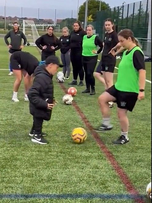 [서울=뉴시스] 키가 110㎝에 불과한 영국의 한 20대 남성이 당당하게 체육 교사로 활약하는 이야기가 온라인상에 퍼지며 많은 이들에게 감동을 주고 있다. (사진=영국 데일리메일 갈무리) 2025.05.29 *재판매 및 DB 금지