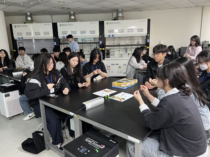 '숭실 오픈캠퍼스(전공탐색)' 참가자들이 전공 체험 프로그램을 진행하고 있다. (사진=숭실대 제공) *재판매 및 DB 금지