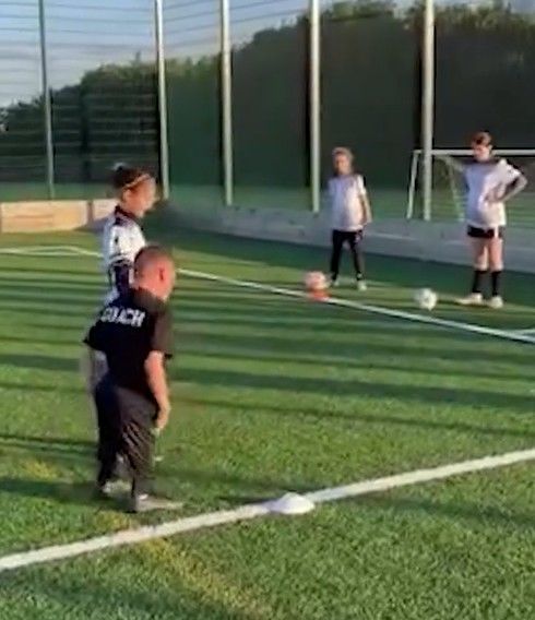 [서울=뉴시스] 키가 110㎝에 불과한 영국의 한 20대 남성이 당당하게 체육 교사로 활약하는 이야기가 온라인상에 퍼지며 많은 이들에게 감동을 주고 있다. (사진=영국 데일리메일 갈무리) 2025.05.29 *재판매 및 DB 금지