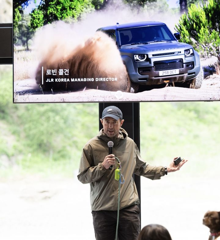 [서울=뉴시스] 로빈 콜건 JLR코리아 대표가 충청북도 진천에서 열린 2025 데스티네이션 디펜더에서 발언하는 모습. (사진=JLR코리아) *재판매 및 DB 금지