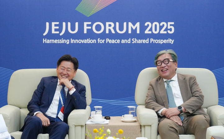 [제주=뉴시스] 오영훈(왼쪽) 제주지사가 지난 28일 오후 제20회 제주포럼이 열리는 제주국제컨벤션센터에서 김상협 글로벌녹색성장기구 사무총장과 면담하고 있다. (사진=제주도 제공) 2025.05.29. photo@newsis.com *재판매 및 DB 금지