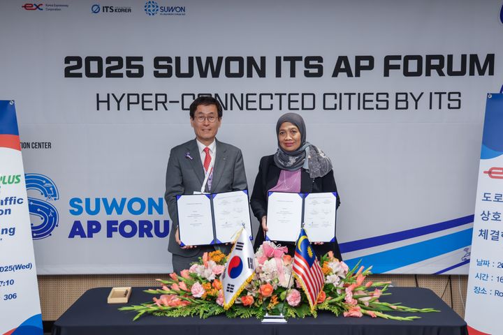 [서울=뉴시스] 함진규 한국도로공사 사장(왼쪽)과 닉 아이리나 말레이시아 PLUS사 CEO가 지난 28일 수원 컨벤션센터에서 도로·교통분야 상호협력을 위한 양해각서 체결식에서 기념 촬영을 하는 모습. 2025.05.29. (사진=도로공사 제공) photo@newsis.com *재판매 및 DB 금지