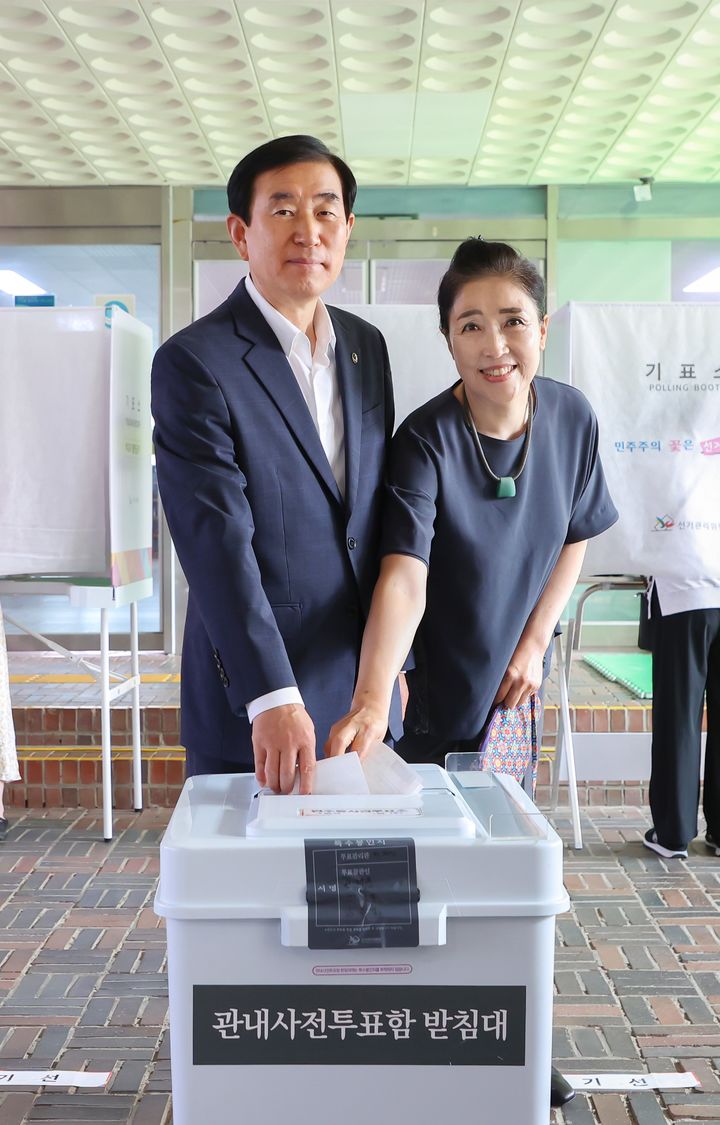 사전투표하는 조길형 충주시장 부부 *재판매 및 DB 금지