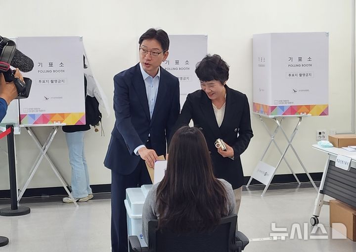 [창원=뉴시스]김기진 기자=더불어민주당 총괄상임선대위원장인 김경수 전 경남지사 부부가 29일 오전 창원시 의창구 의창동행정복지센터에 마련된 사전투표소에서 투표하고 있다.2025.05.29. sky@newsis.com