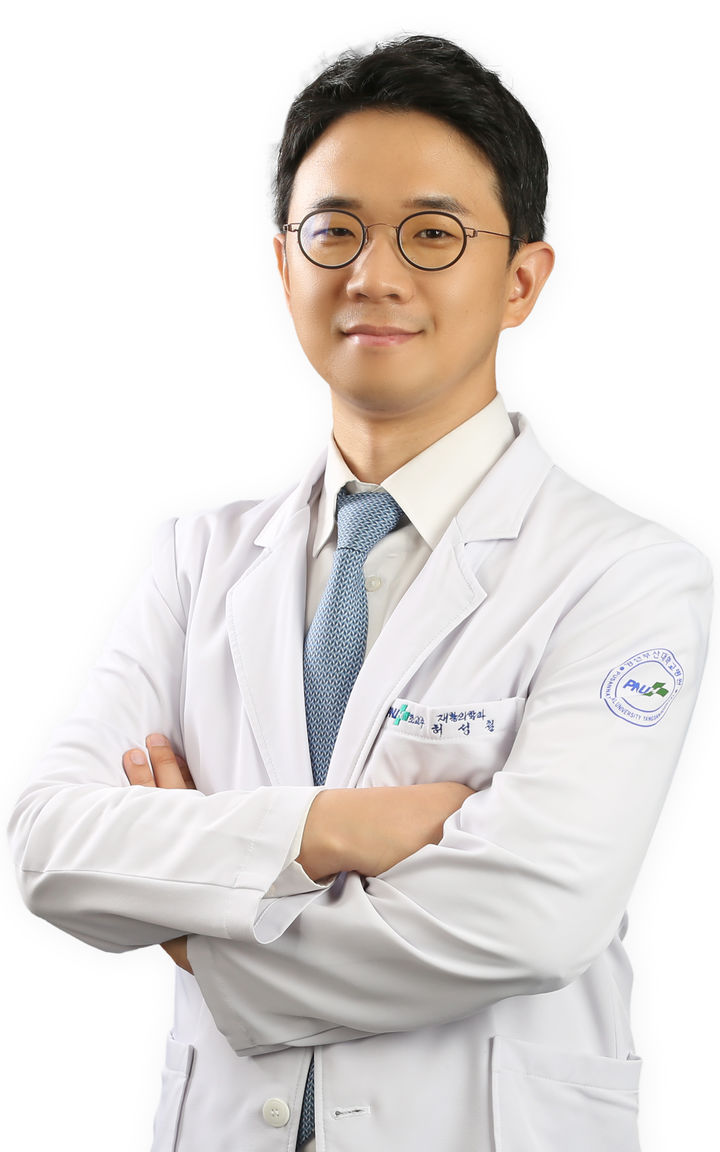 [양산=뉴시스] 양산부산대학교병원은 재활의학과 허성철 교수. (사진=양산부산대병원 제공) 2025.05.29. photo@newsis.com *재판매 및 DB 금지