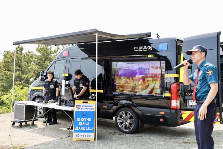 [부산=뉴시스] 28일 부산 남구 감만1재개발구역 내 빈집 밀집 지역을 대상으로 부산경찰청에서 새로 도입한 드론 영상 관제 차량을 활용한 순찰 활동이 진행되고 있다. (사진=부산남부경찰서 제공) 2025.05.29. photo@newsis.com *재판매 및 DB 금지