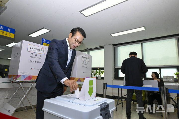 [남원=뉴시스] 최정규 기자 = 제21대 대통령 선거 사전투표 첫날인 29일 최경식 전북 남원시장이 남원시 왕정동 행정복지센터에서 사전투표에 참여하고 있다. 2025.05.29. cjk9714@newsis.com