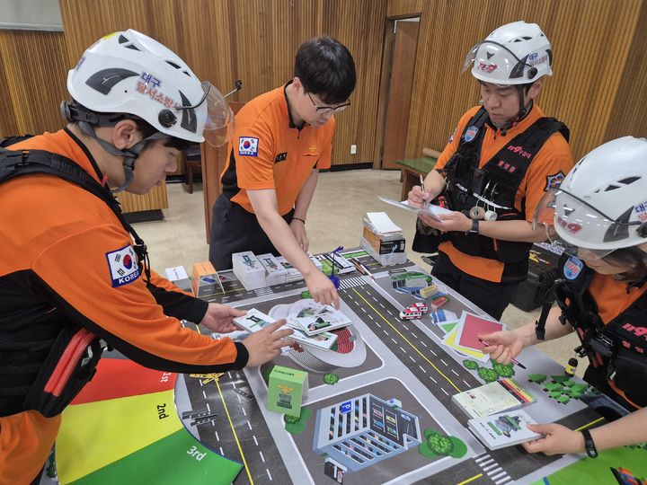 [대구=뉴시스] 대구 달서소방서는 대형 교통사고와 건물 붕괴 등 복합 재난 상황을 가정한 구급 대응 도상 훈련을 시행했다. (사진=대구 달서소방서 제공) 2025.05.29. photo@newsis.com *재판매 및 DB 금지