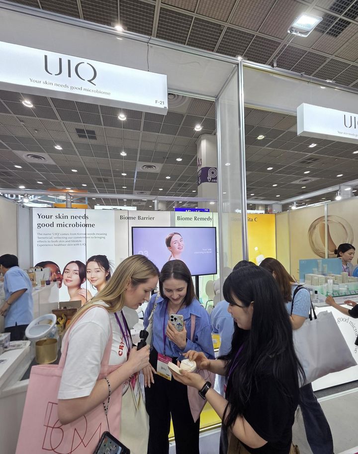 [서울=뉴시스] 유이크(UIQ)의 마이크로바이옴 성분에 많은 관람객들이 관심을 보이고 있다. (사진=지놈앤컴퍼니 제공) 2025.05.29. photo@newsis.com *재판매 및 DB 금지