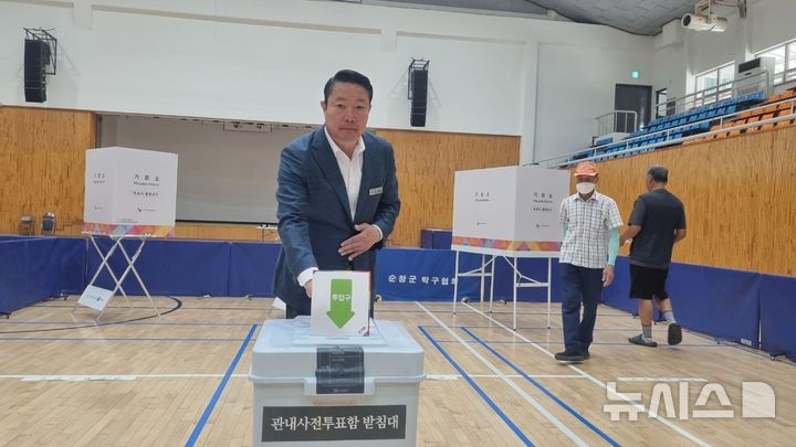 [순창=뉴시스] 최정규 기자 = 제21대 대통령 선거 사전투표 첫날인 29일 오전 최영일 전북 순창군수가 순창군 순창읍 순창군장애인체육관에서 사전투표에 참여하고 있다.(사진=순창군출입기자단 제공) 2025.05.29. cjk9714@newsis.com