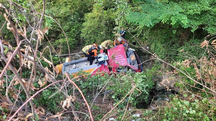 [고성(경남)=뉴시스] 신정철 기자= 경남 고성소방서(서장 김성수)는 지난 28일 오후 6시께 고성군 거류산 산사태 예방 공사장에 유류배달을 하다 10m 가량 높이의 계곡으로 추락한 1t급 탱크로리 차량에서 운전자를 구조했다. 사진은 소방대원들의 운전자 구조 모습.(사진=고성소방서 제공).2025.05.29. photo@newsis.com *재판매 및 DB 금지