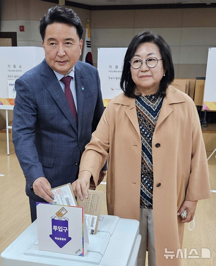 [청주=뉴시스] 이도근 기자= 김영환 충북지사와 부인 전은주씨가 제21대 대통령 선거 사전투표 첫날인 29일 청주시 상당구 성안동 행정복지센터에 마련된 사전투표소에서 투표를 하고 있다. 2025.05.29. nulha@newsis.com