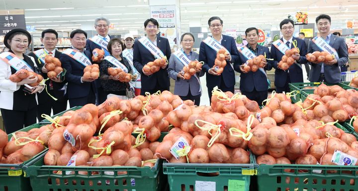 [함양=뉴시스] 함양양파 농특산물 부산 판촉행사 개최 (사진=함양군 제공) 2025. 05. 29. photo@newsis.com *재판매 및 DB 금지