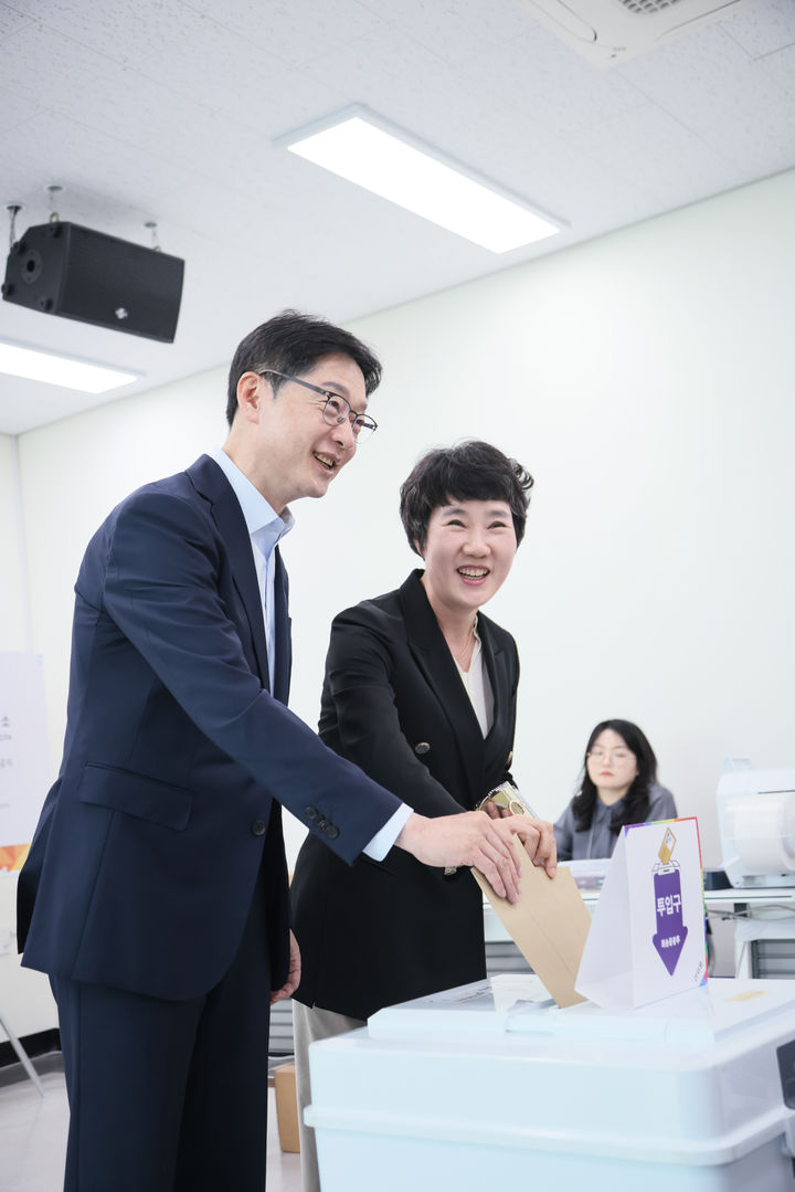 [창원=뉴시스]더불어민주당 총괄상임선대위원장인 김경수 전 경남지사 부부가 29일 경남 창원시 의창구 의창동행정복지센터에 마련된 사전투표소에서 투표하고 있다.(사진=민주당 경남도당 제공) 2025.05.29. photo@newsis.com *재판매 및 DB 금지