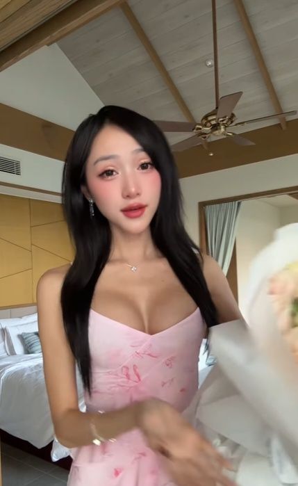 [서울=뉴시스] 베트남계 캐나다인 인플루언서 클라라 다오(27·여)가 가슴 확대 수술을 받자 팬들은 거세게 비난했다. (사진=클라라 다오 인스타그램 갈무리) 2025.05.29 *재판매 및 DB 금지