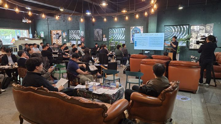 [울산=뉴시스] 구미현 기자 =울산의 AI(인공지능) 기반 예지보전 설루션 기업 아이티공간은 29일 울산 남구에 위치한 산업문화갤러리 잇츠룸에서 '제조공정 미활용 수소혼합가스 기반 청정연소 기술개발사업 총괄교류회'를 열었다. (사진=아이티공간 제공)&nbsp; photo@newsis.com *재판매 및 DB 금지