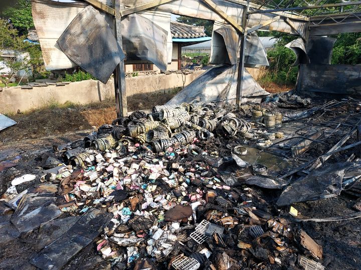 [익산=뉴시스] 29일 오전 7시15분께 전북 익산시 왕궁면의 한 물품 보관창고에서 불이 나 내부에 보관된 물품이 전소된 채 방치돼 있다. (사진=전북도소방본부 제공) 2025.05.29. photo@newsis.com *재판매 및 DB 금지