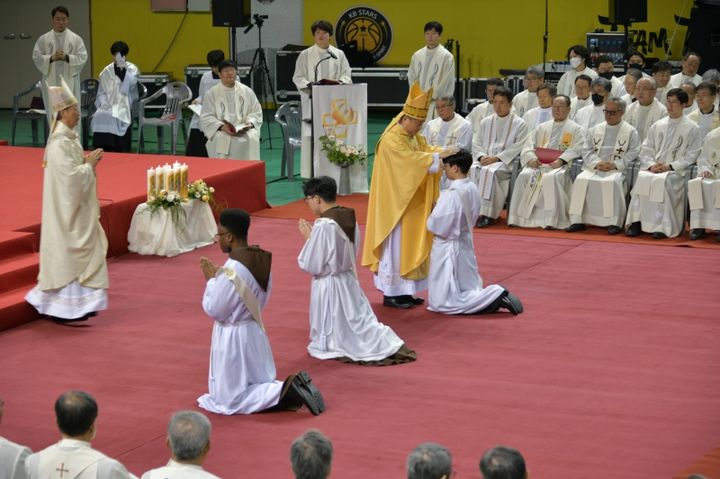 [서울=뉴시스] 천주교 청주교구 사제서품식 (사진=한국천주교주교회의 제공)2025.05.29. photo@newsis.com *재판매 및 DB 금지