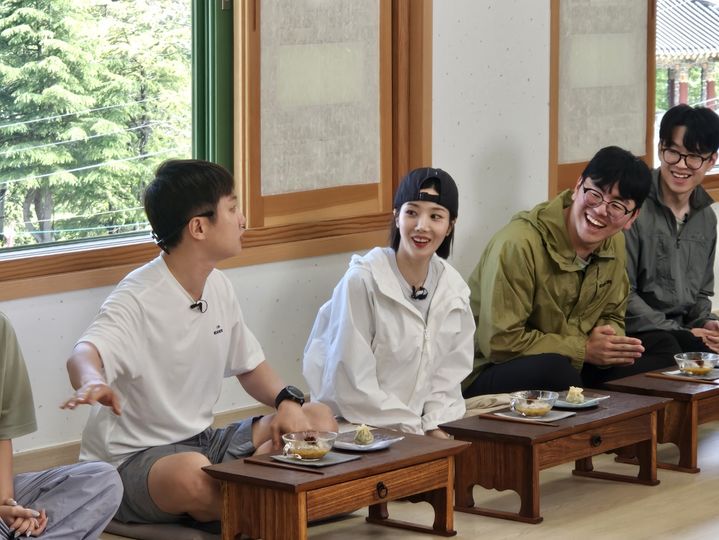 [부산=뉴시스] 유튜버 빠니보틀(왼쪽)과 가수 권은비가 일반인 참가자들과 함께 웹예능 '아이더샬레-부산편'을 촬영하고 있는 모습. (사진=부산관광공사 제공) 2025.05.29. photo@newsis.com *재판매 및 DB 금지