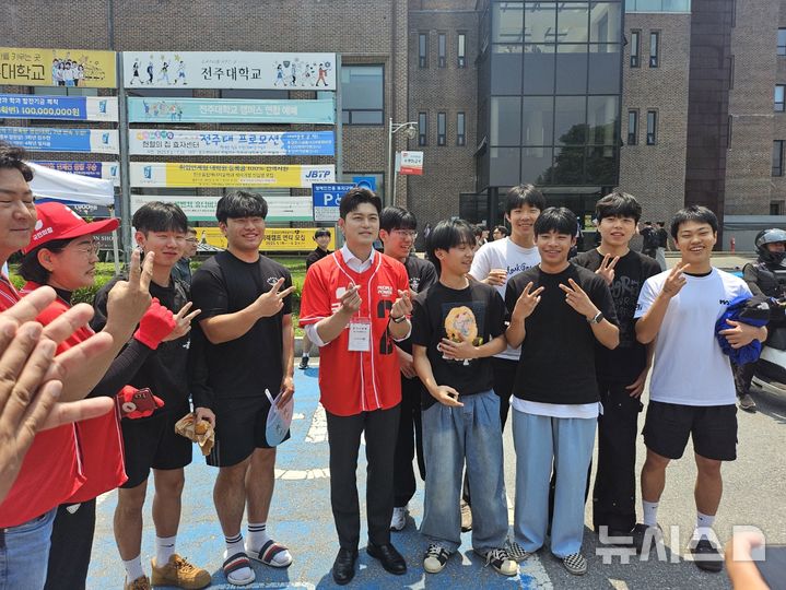 [전주=뉴시스] 국민의힘 김용태 비상대책위원장이 29일 전주대학교를 찾아 학생들과 소통하는 시간을 갖고 기념촬영을 하고 있다. (사진=국민의힘 제공) 2025.05.29. photo@newsis.com  *재판매 및 DB 금지