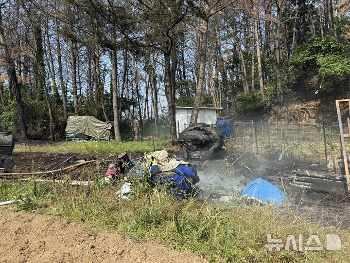[포항=뉴시스] 안병철 기자 = 29일 오후 1시52분께 경북 포항시 남구 동해면 신정리 인근 야산에 해군 항공사령부 소속 P-3 해상초계기가 추락했다. 2025.05.29. abc1571@newsis.com