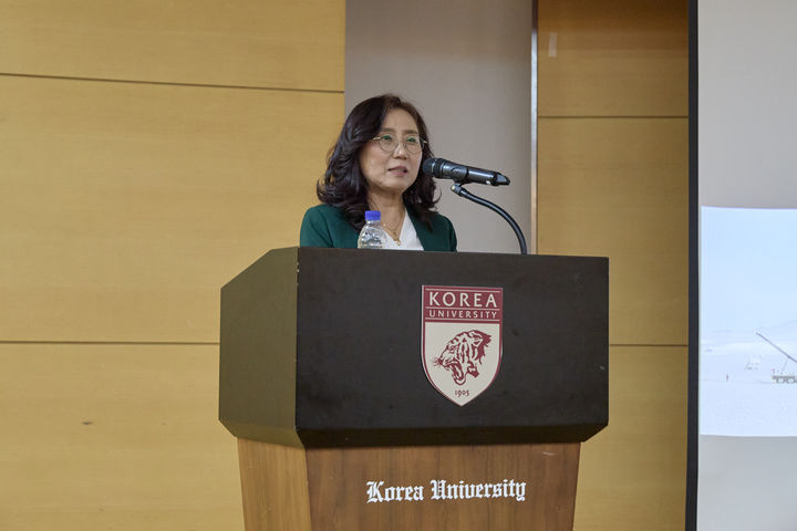 [서울=뉴시스]서은숙 교수가 고려대에서 강연하고 있다. (사진=고려대 제공) 2025.05.29.&nbsp; photo@newsis.com *재판매 및 DB 금지