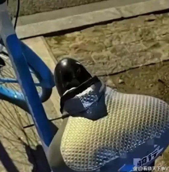 [서울=뉴시스]최근 공유자전거 안장 속에서 성인용품이 발견돼 충격을 주고 있다.(사진=신민완보) *재판매 및 DB 금지