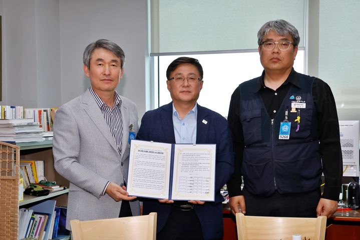 [서울=뉴시스] 백호 서울교통공사 사장(좌), 김성환 더불어민주당 총괄선대본 정책본부장(가운데), 김태균 서울교통공사노동조합 위원장(우). 2025.05.29. (사진=서울교통공사 제공) *재판매 및 DB 금지