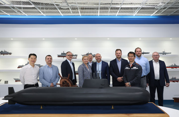 [거제=뉴시스] 신정철 기자= 한화오션이 국내 최대 방산 전시회인 국제해양방위산업전(마덱스∙MADEX 2025)에서 부스에서 폴란드 현지 조선소와 협력관계를 구축했다. 사진은 지난 27일 한화오션 특수선해외사업단장 정승균 부사장(오른쪽에서 세번째), PGZ SW 마르친 링벨스키 사장(오른쪽에서 두번째), 나우타 조선소 모니카 코자키에비치 사장(왼쪽에서 네번째) 등 3사 관계자들이 한화오션 거제사업장 내 전시실을 둘러보고 기념촬영을 하고 있다..(사진=한화오션 제공. 2025.05.29. photo@newsis.com *재판매 및 DB 금지