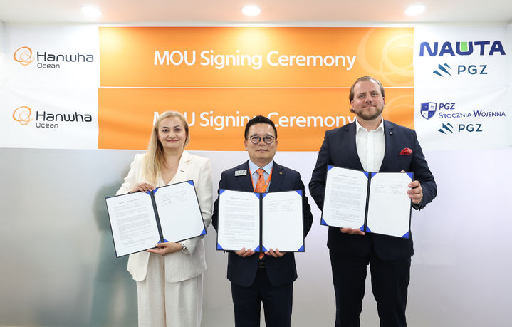 [거제=뉴시스] 신정철 기자= 한화오션(대표이사 김희철)이 지난 28일, 국내 최대 방산 전시회인 국제해양방위산업전(마덱스∙MADEX 2025) 부스에서 특수선사업부장 어성철 사장(가운데)과 PGZ SW 마르친 링벨스키 사장(Marcin Ryngwelski), 나우타(Nauta) 조선소 모니카 코자키에비치(Monika Kozakiewicz) 사장(사진, 왼쪽) 등이 참석한 가운데 함정 건조 및 유지∙보수 협력을 위한 양해각서(MOU)를 체결했다.(사진=한화오션 제공. 2025.05.29. photo@newsis.com *재판매 및 DB 금지