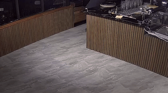 [뉴시스] 식당에 불을 지르려던 방화범이 실수로 자신에게 불을 붙이는 황당한 장면이 CCTV에 포착됐다. (사진=Newyork Post) 2025.5.28 *재판매 및 DB 금지 *재판매 및 DB 금지