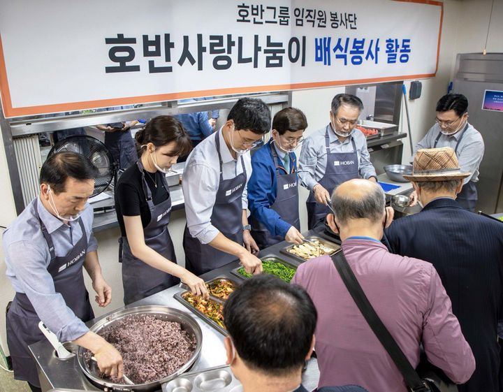 [서울=뉴시스] 호반그룹 경영진이 서울 서초구 까리따스 사랑의 식당을 방문해 지역 어르신을 위한 배식 봉사활동을 진행하고 있다. (사진=호반 제공) 2025.05.29. photo@newsis.com *재판매 및 DB 금지