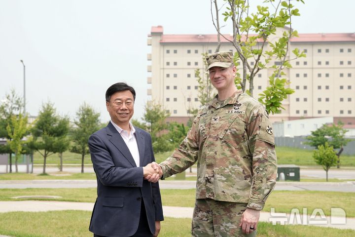 [성남=뉴시스] 신상진 경기 성남시장이 29일 평택 소재 주한미군 험프리스 기지를 방문해 라이언 K. 워크맨 기지사령관과 기념촬영을 하고 있다 (사진=성남시 제공) 2025.05.29.photo@newsis.com