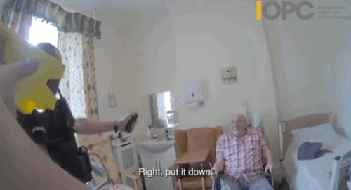 [뉴시스] 영국 92세 노인이 경찰에 의해 테이저건과 후추 스프레이를 맞아 곧바로 병원으로 이송됐다. 경찰은 무죄 판결을 받았다. (영상=데일리메일) *재판매 및 DB 금지 *재판매 및 DB 금지