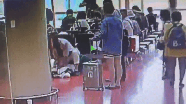 [제주=뉴시스] 윤남호 롯데면세점 제주공항점장이 28일 오후 제주국제공항 출발장에서 의식을 잃고 쓰러진 70대 여성을 발견하고 심폐소생술(CPR)을 하고 있다. (사진=롯데면세점 제공) 2025.05.29. photo@newsis.com *재판매 및 DB 금지 *재판매 및 DB 금지