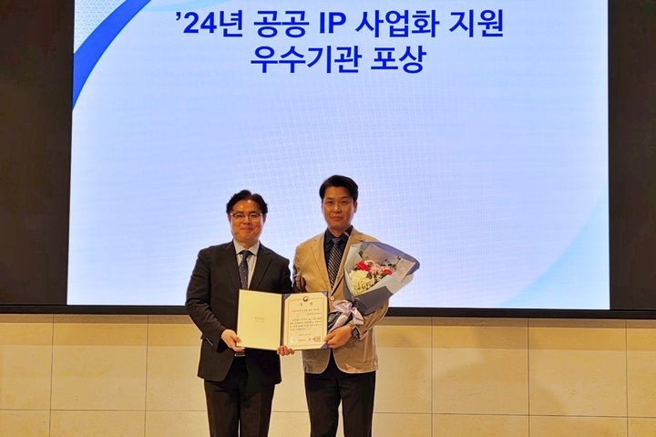 [대전=뉴시스] 왼쪽부터 특허청 목성호 차장과 충남대 김천규 비지니스개발본부장. (사진=충남대 제공) *재판매 및 DB 금지