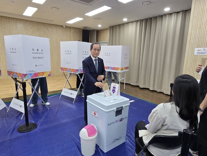 [서울=뉴시스] 제21대 대통령선거 사전투표 첫날인 29일 서울 종로구 가회동 주민센터에 마련된 사전투표소에서 투표한 박인준 천도교령 (사진=천두교 제공) 2025.05.29. photo@newsis.com *재판매 및 DB 금지