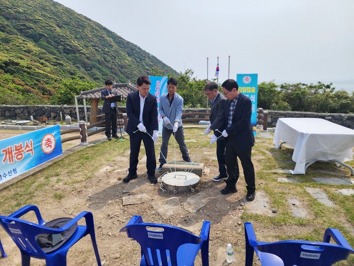 [신안=뉴시스] 목포해양수산청 관계자들이 29일 제30회 바다의 날을 기념해 전남 신안군 흑산면 가거도등대에서 타임캡슐 개봉 행사를 진행하고 있다. (사진=목포해양수산청 제공) 2025.05.29. photo@newsis.com *재판매 및 DB 금지