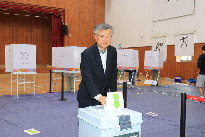 [서울=뉴시스] 제21대 대통령선거 사전투표 첫날인 29일 익산 북일초등학교 사전 투표소에서 투표한 원불교 나상호 교정원장 (사진=원불교 제공) 2025.05.29. photo@newsis.com *재판매 및 DB 금지