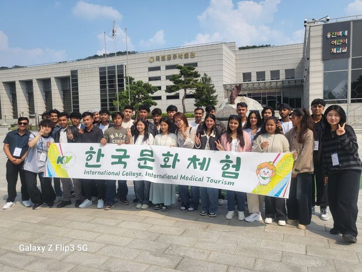 [논산=뉴시스]건양대 국제의료관광학과는 네팔 출신 유학생 한국문화체험 기념촬영. (사진=건양대 제공) *재판매 및 DB 금지