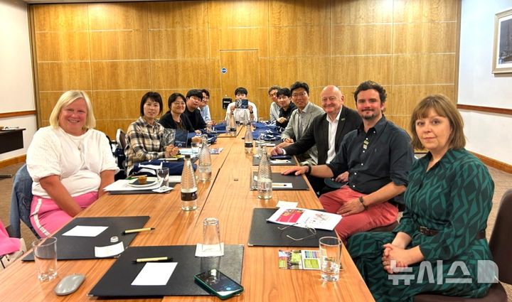 [포항=뉴시스] 송종욱 기자 = 경북 포항시가 지난 20~24일 5일간 영국을 방문해 녹색깃발상(그린 플래그 어워드·GFA) 주관 기관인 KBT를 방문하는 등 국제 협력 네트워크를 강화했다. 사진은 시 방문단이 영국 스트랜드 알디시 관계자와 면담하는 모습. (사진=포항시 제공) 2025.05.29. photo@newsis.com