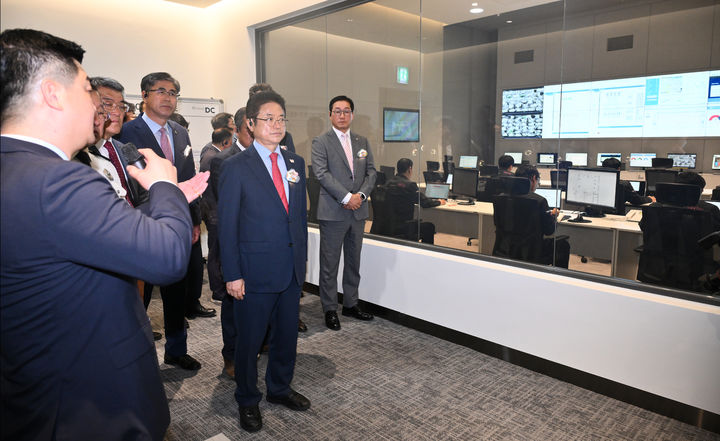 [안동=뉴시스] 29일 경북형 클라우드데이터센터 준공식 후 이철우 경북지사 등이 내부를 둘러보고 있다. (사진=경북도 제공) 2025.05.29. photo@newsis.com *재판매 및 DB 금지