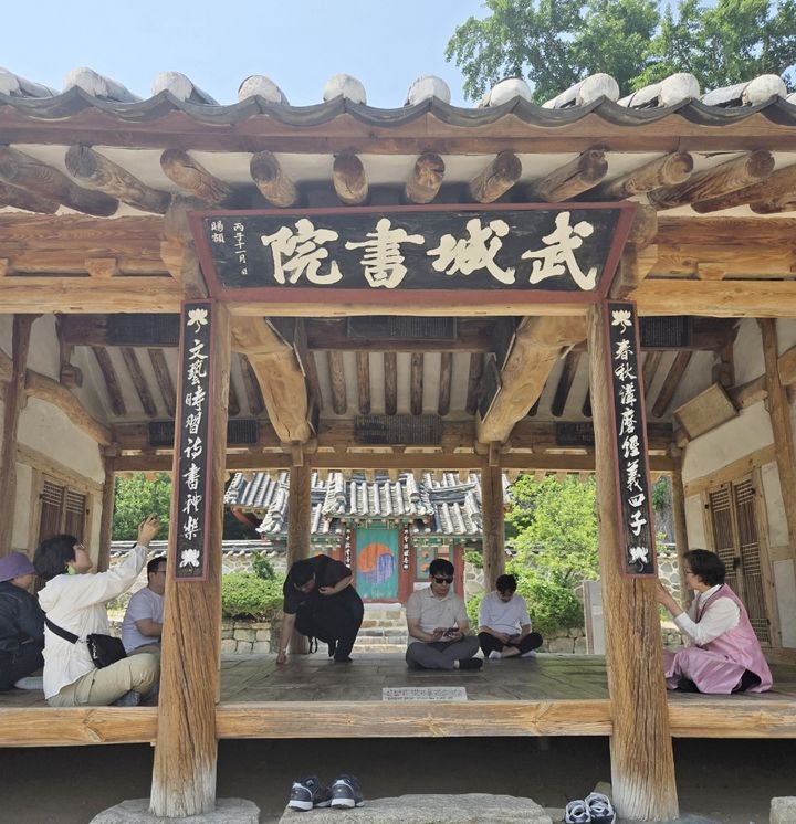 [정읍=뉴시스] 지난 28일 정읍시의 초청으로 지역 팸투어에 나선 서울 여행사 대표단이 유네스코 세계문화유산인 '무성서원'에서 문화관광해설사의 설명을 듣고 있다. (사진=정읍시 제공) 2025.05.29. photo@newsis.com&nbsp; *재판매 및 DB 금지